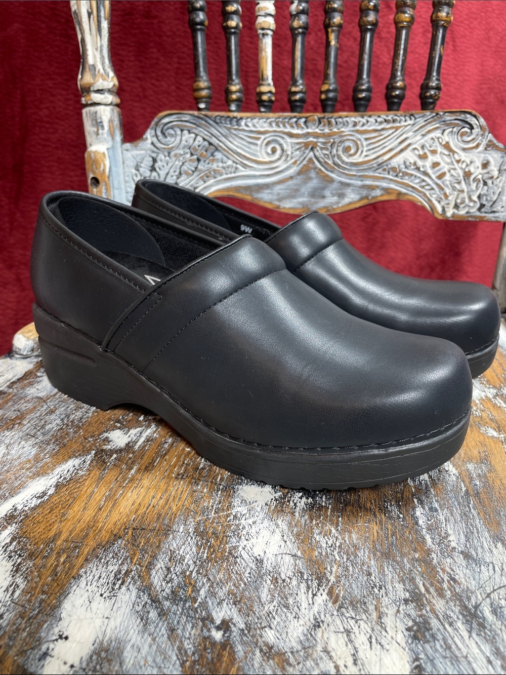 NWOT ❤️ Comfortable Cushioned Anti-Microbial Anti-Slip Black Nursing Clogs, 9W